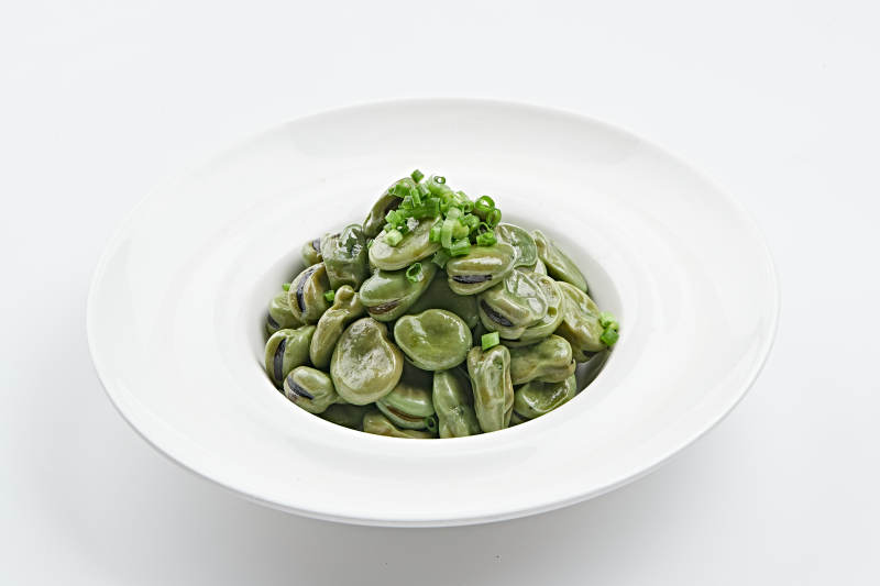 白色瓷盘装的腌渍蚕豆图片