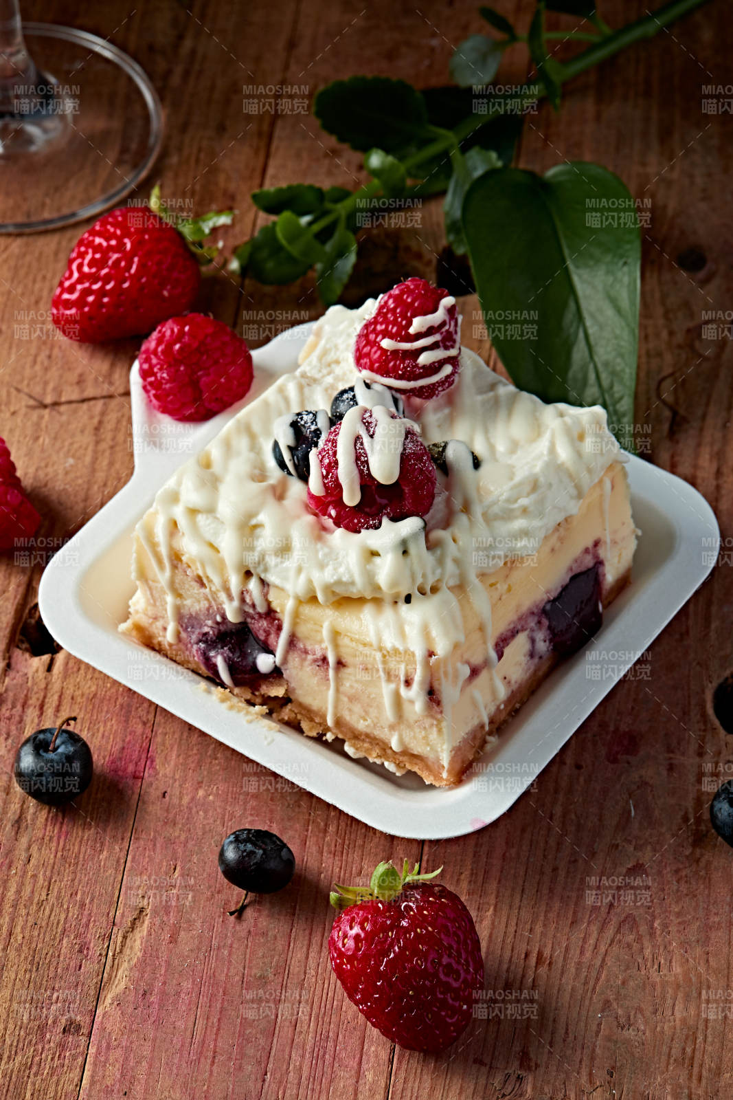 蓝莓树莓鲜奶慕斯蛋糕图片