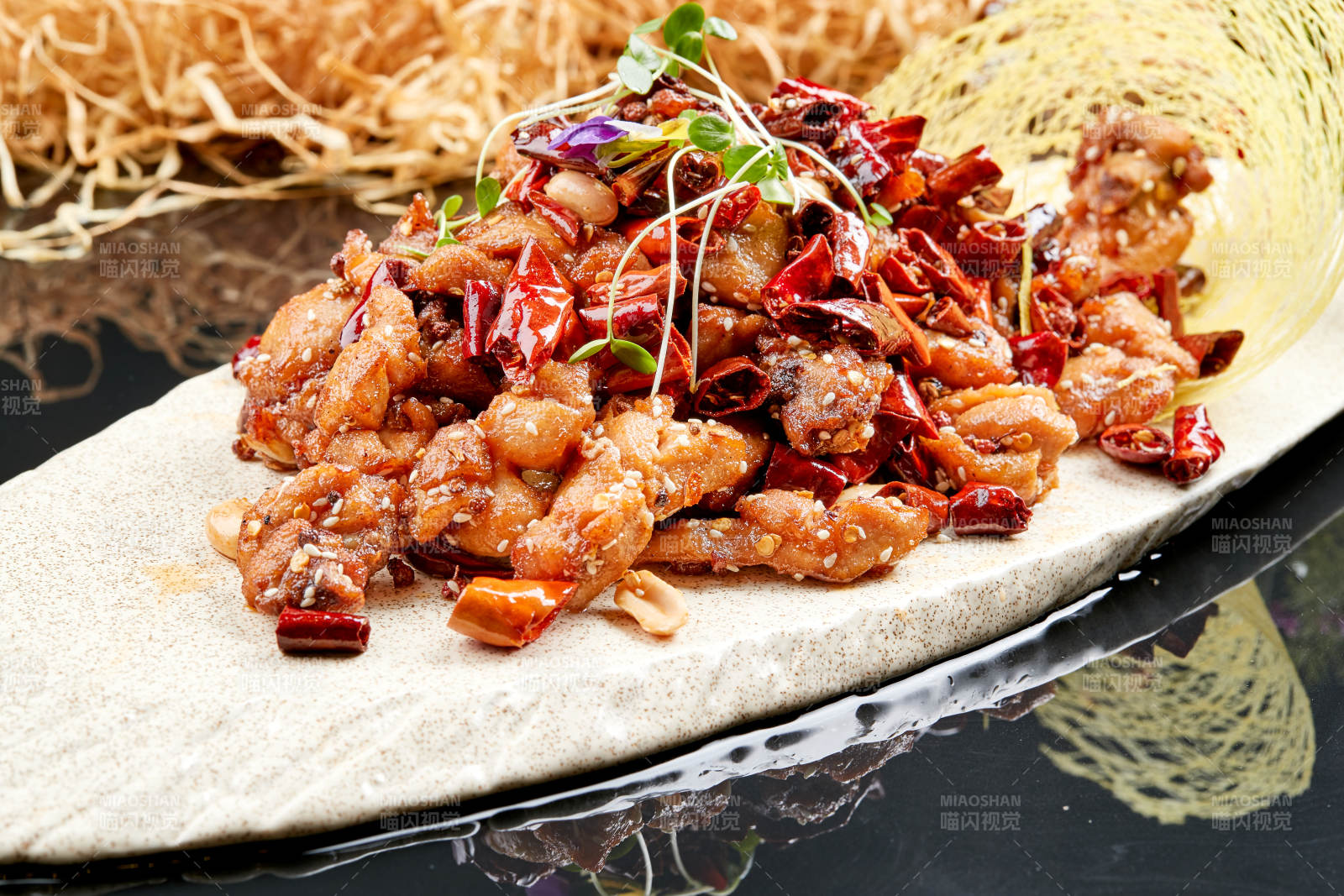 精美餐具装的香辣豆苗鸡腿肉图片