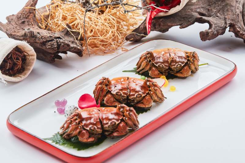 精美餐具装的风味糟醉阳澄湖大闸蟹图片