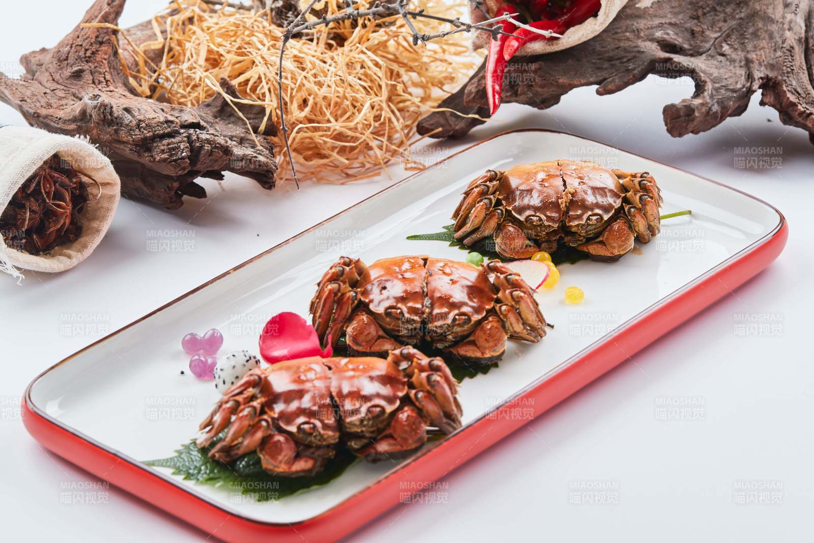 精美餐具装的风味糟醉阳澄湖大闸蟹图片