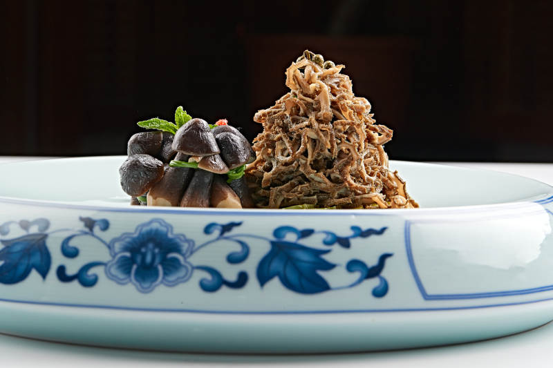 青花瓷盘装的鸡枞菌配羊肚丝图片