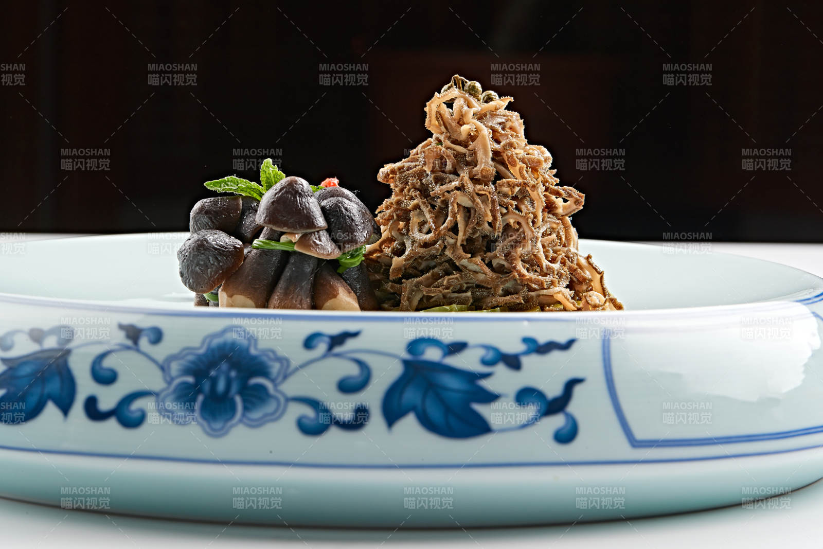 青花瓷盘装的鸡枞菌配羊肚丝图片