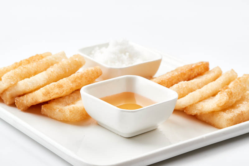 白色瓷盘装的美味香炸糯米糍粑图片