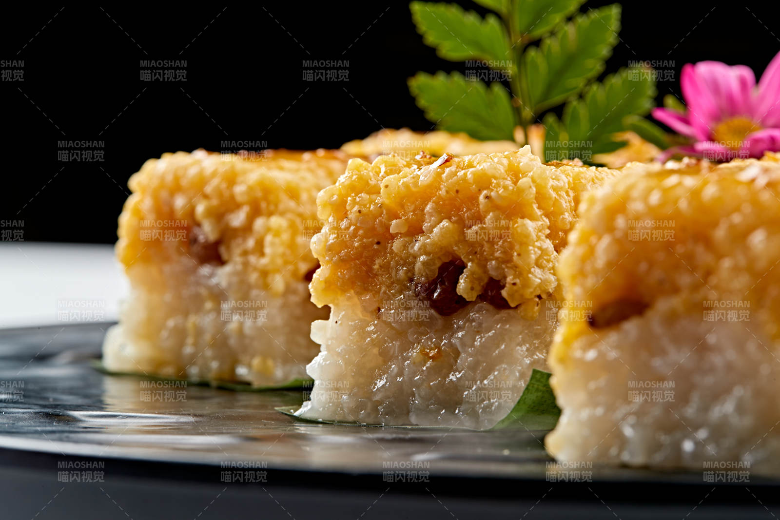 精美餐具装的桂花蜜双色黍米糯糕图片