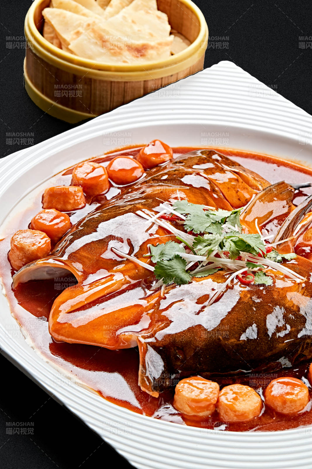 白色瓷盘装的红烧千岛湖大鱼头图片