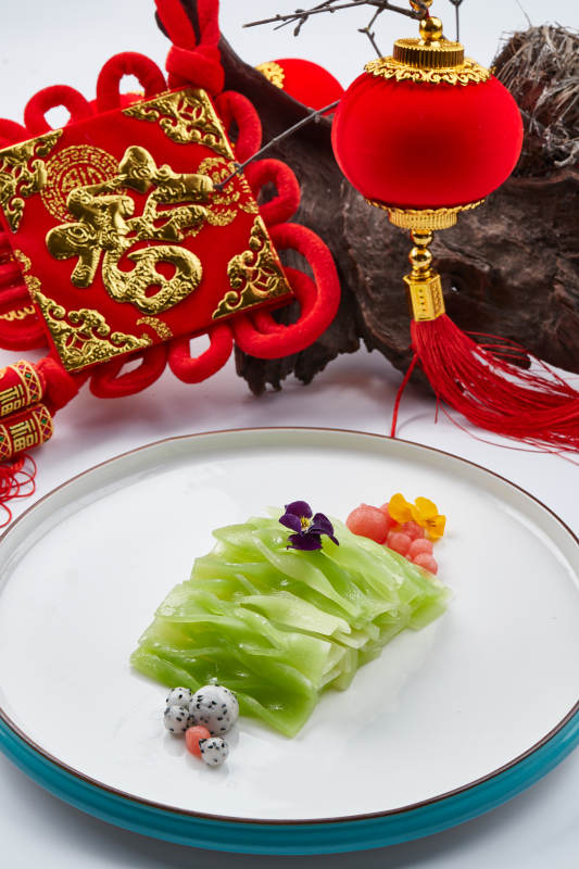 白色瓷盘装的的凉拌青莴笋图片