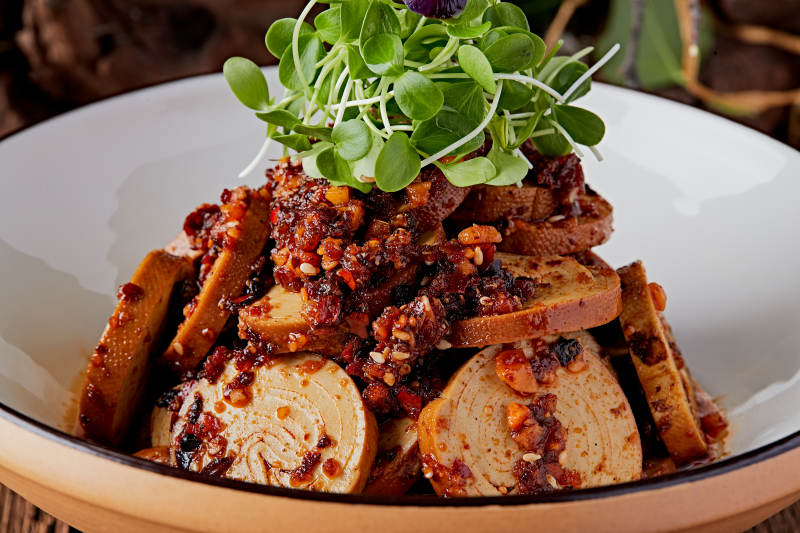 豆苗辣酱熏豆皮卷图片