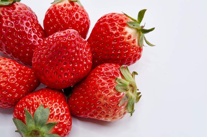白色背景上摆放的新鲜草莓图片