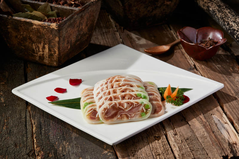 白色瓷盘装的秘制猪耳大鱿鱼卷图片