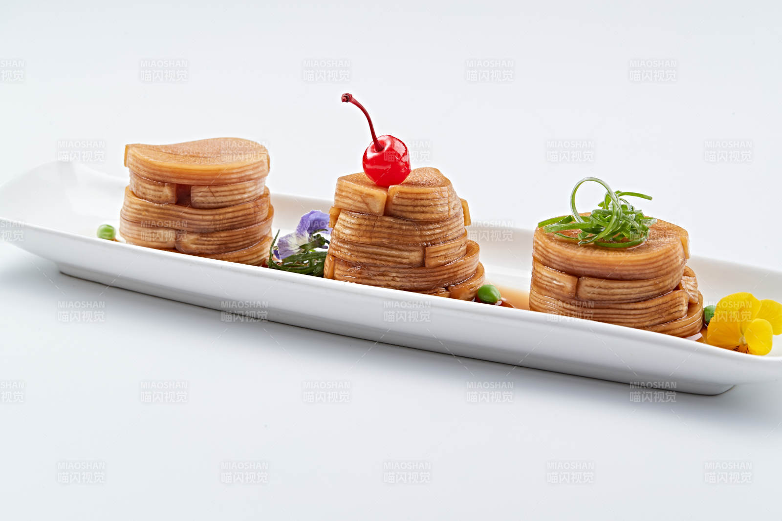 白色瓷盘装的腌渍萝卜图片