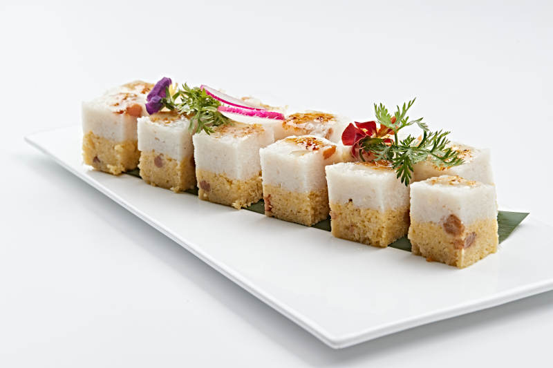 白色瓷盘装的桂花蜜双色米糕图片