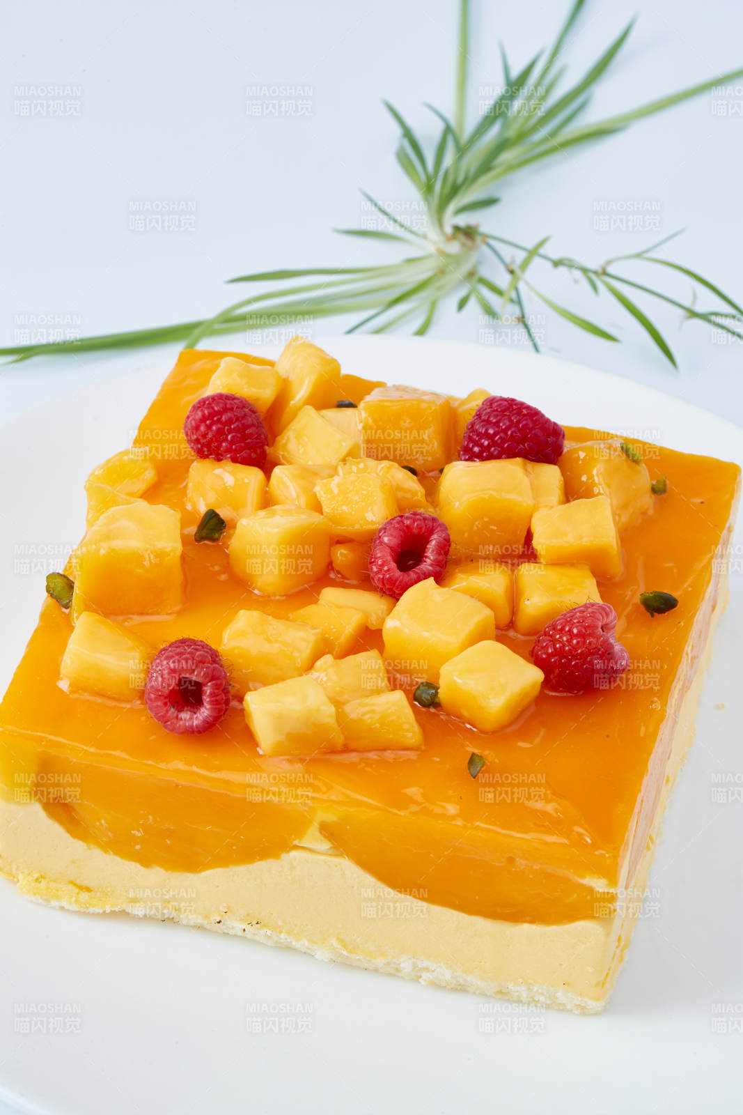 树莓芒果鲜奶慕斯蛋糕图片