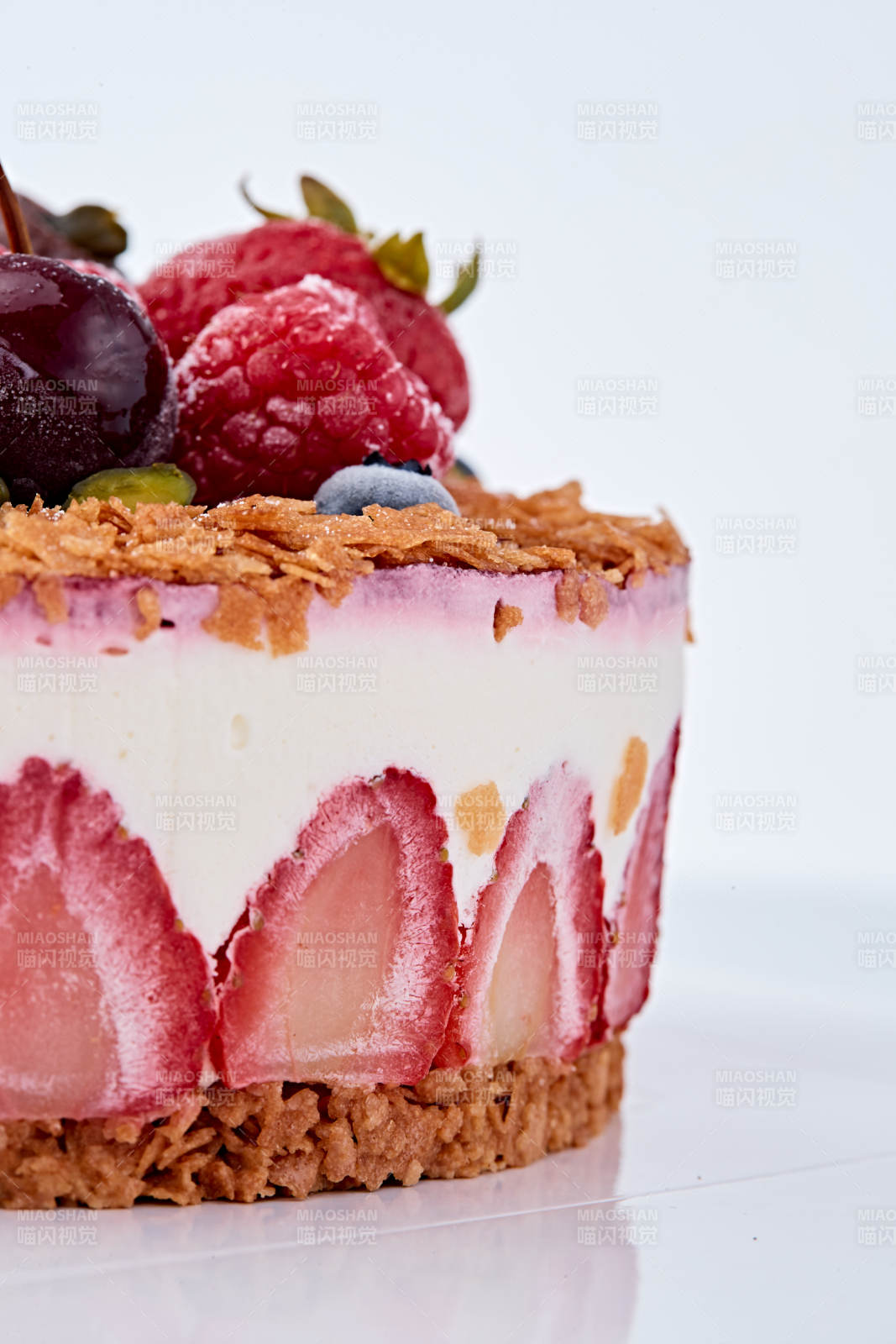 鲜水果点缀的鲜奶慕斯草莓烤坚果生日蛋糕图片