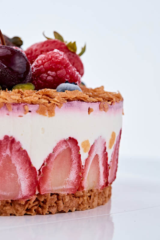 鲜水果点缀的鲜奶慕斯草莓烤坚果生日蛋糕图片