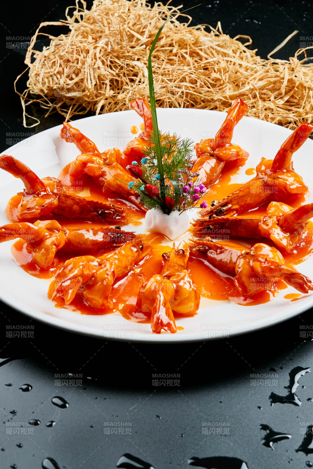 白色瓷盘装的浇汁油炸开背大明虾图片