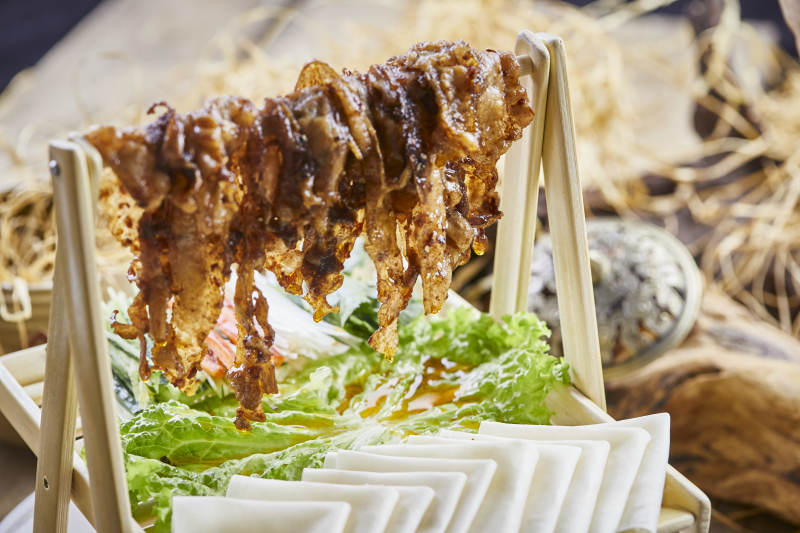 晾干烤肉配薄饼肥牛图片