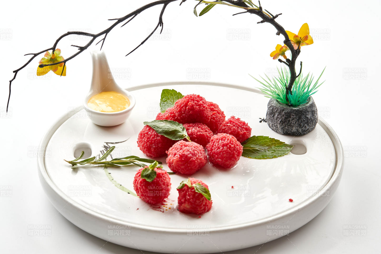 白瓷盘装的精美摆盘的荔枝大虾球图片