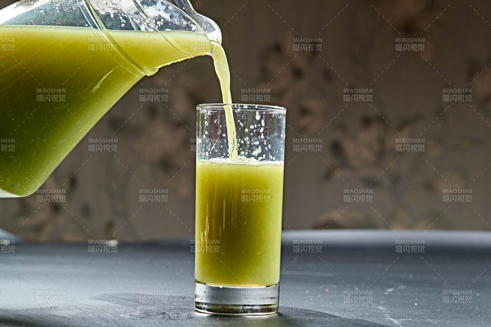 玻璃器皿装的鲜榨西芹汁图片