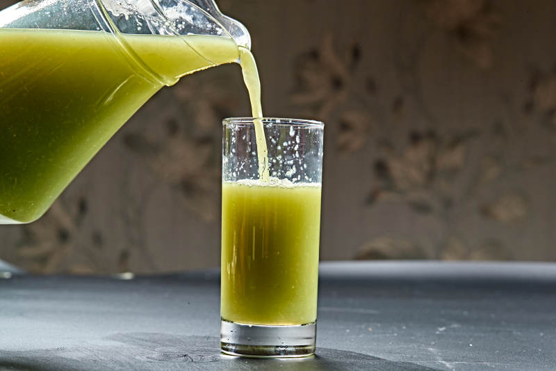 玻璃器皿装的鲜榨西芹汁图片