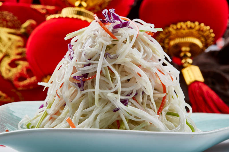 精美餐具装的芥末凉拌苤蓝丝图片