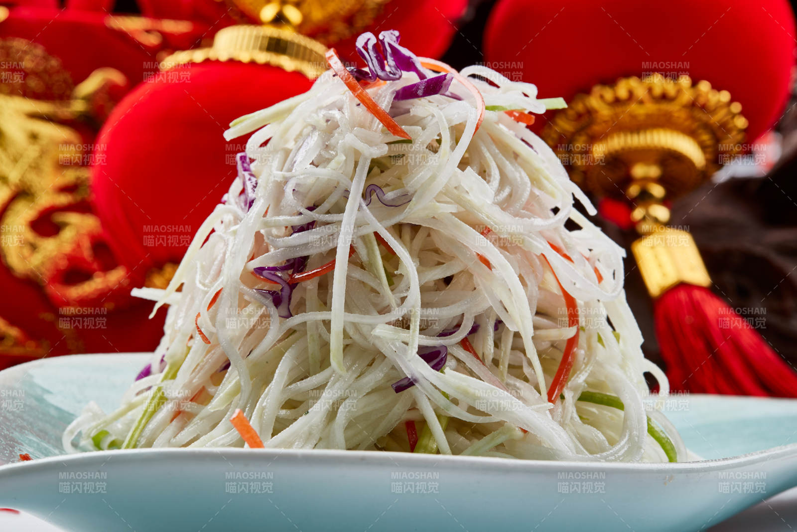 精美餐具装的芥末凉拌苤蓝丝图片