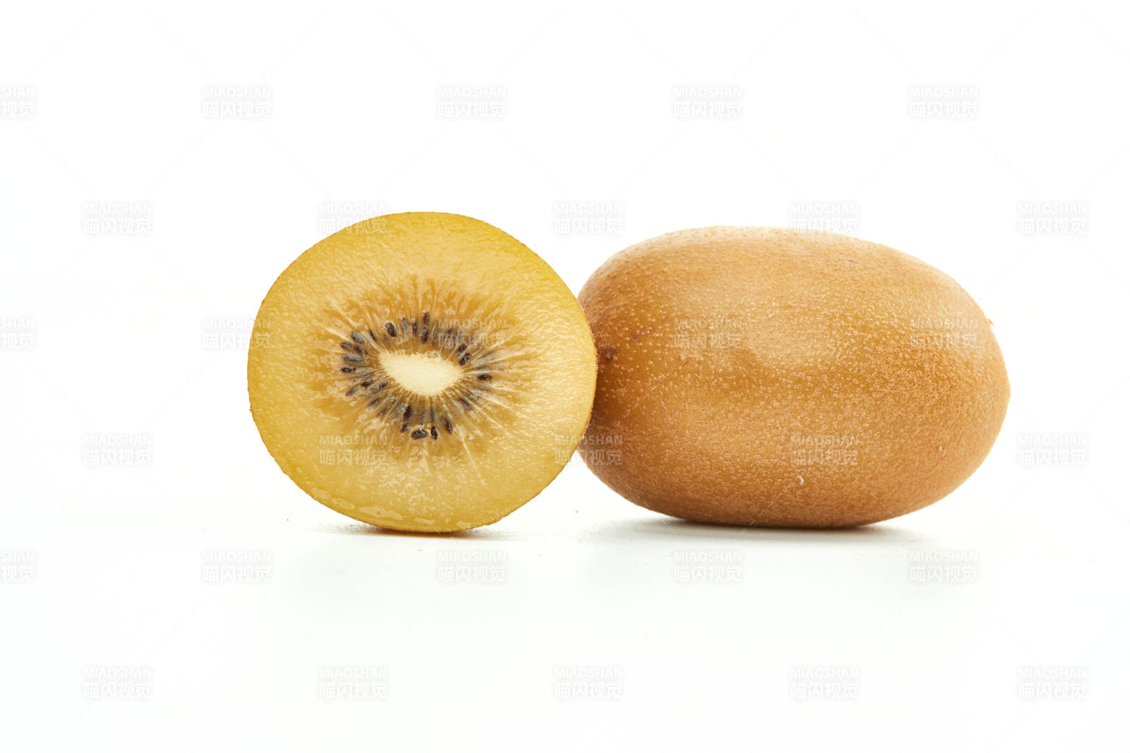 白色背景上摆放的新鲜水嫩猕猴桃图片