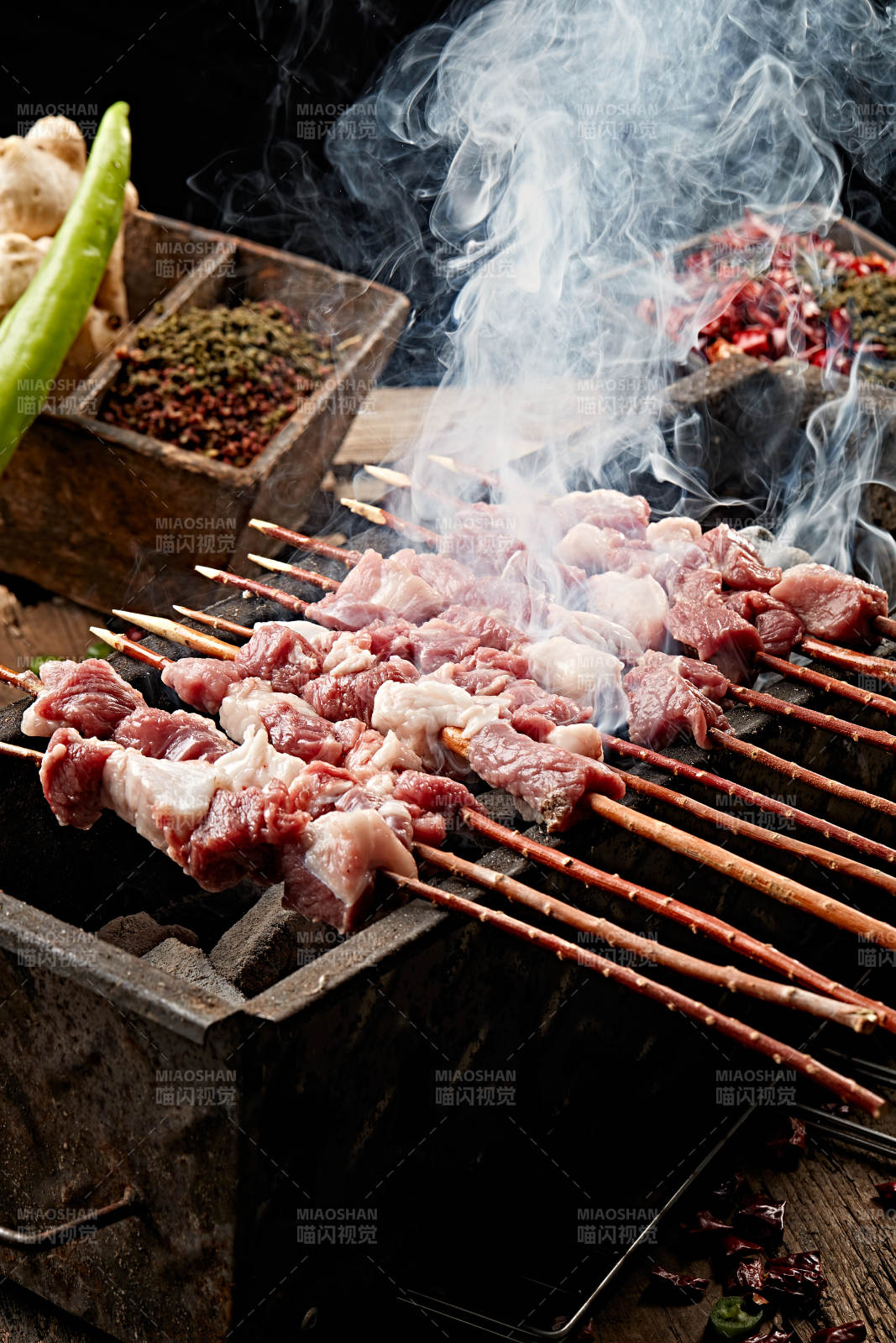 满是烟火气的烤炉上的鲜羊肉新疆红柳大串图片