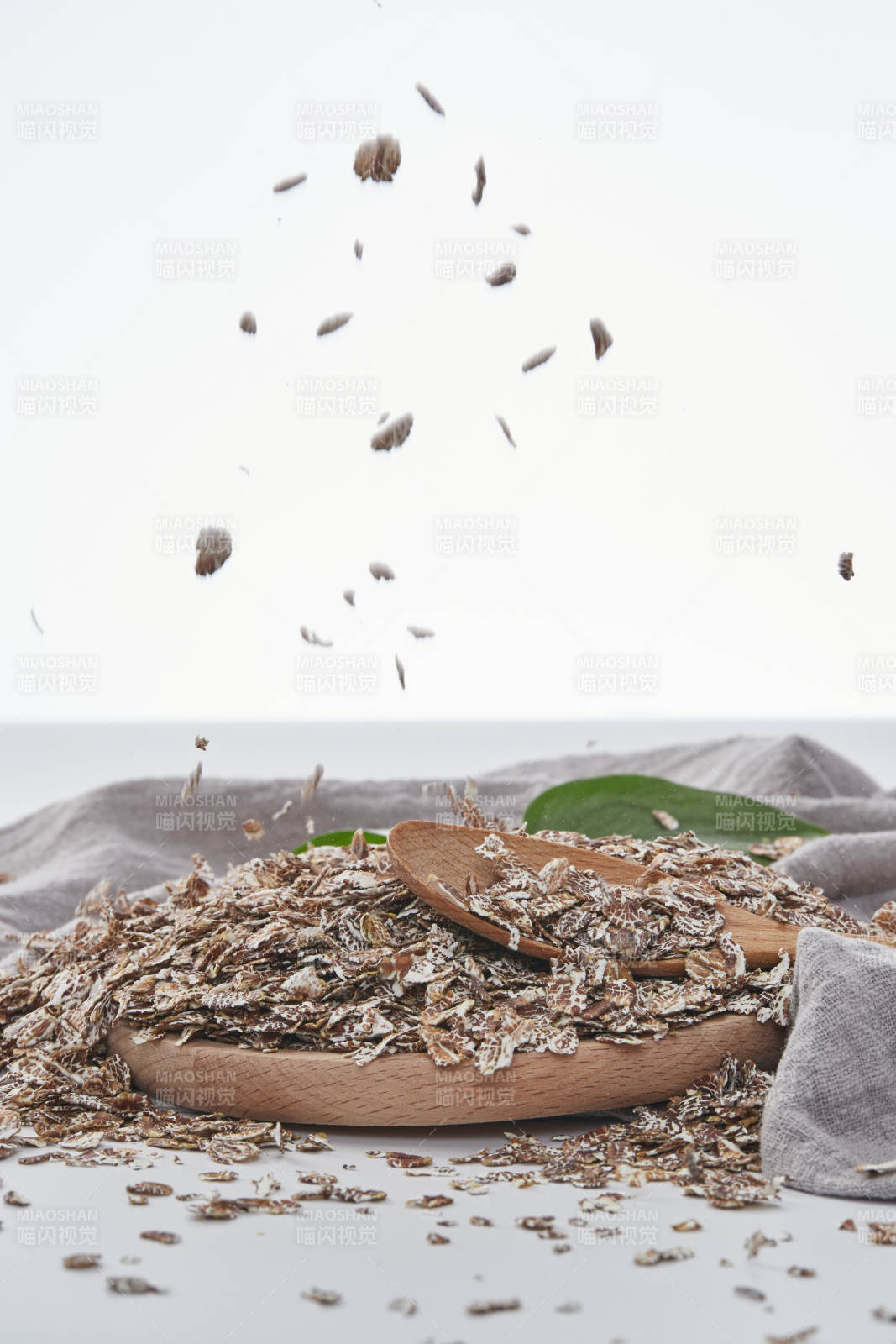 白色背景上的健康低脂黑麦片颗粒图片