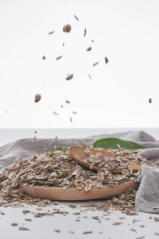 白色背景上的健康低脂黑麦片颗粒图片