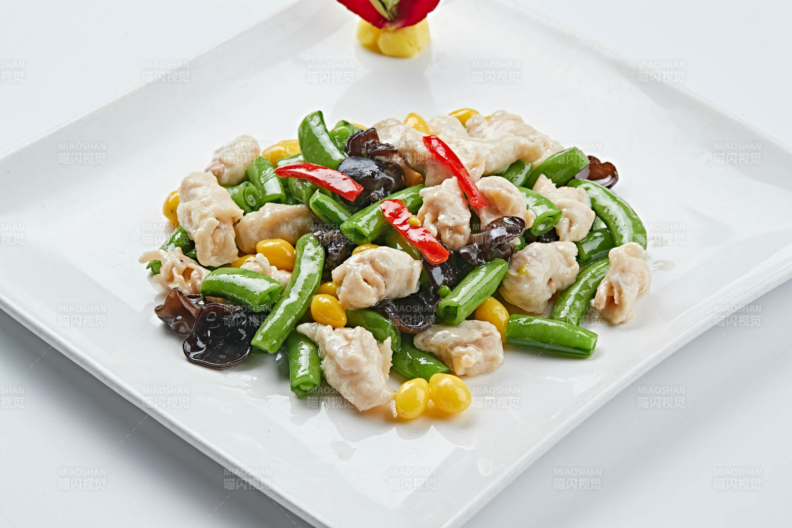 白色瓷盘装的养生小炒图片