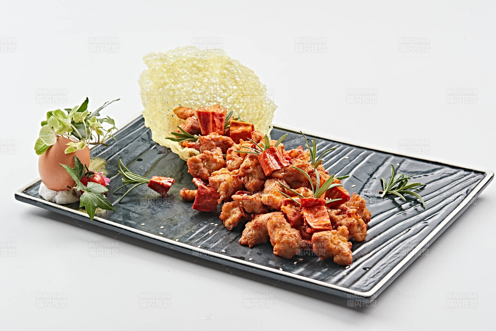 黑石盘装的香辣干炸牛胸肉图片