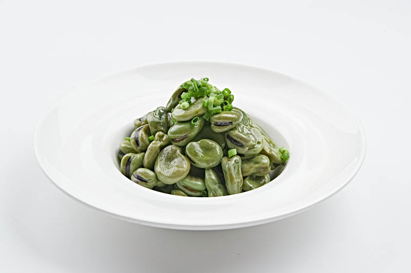 白色瓷盘装的腌渍蚕豆图片