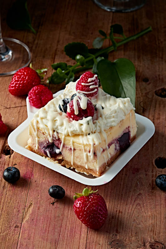 蓝莓树莓鲜奶慕斯蛋糕图片