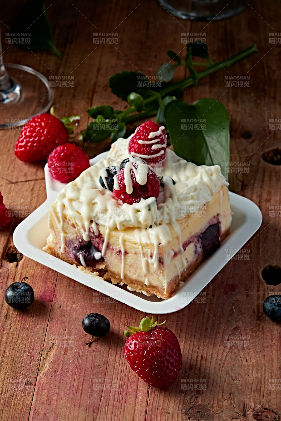 蓝莓树莓鲜奶慕斯蛋糕图片