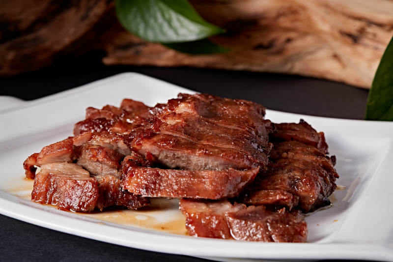 精美餐具装的港式烧腊猪梅肉图片