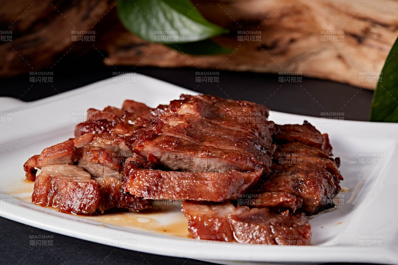 精美餐具装的港式烧腊猪梅肉图片