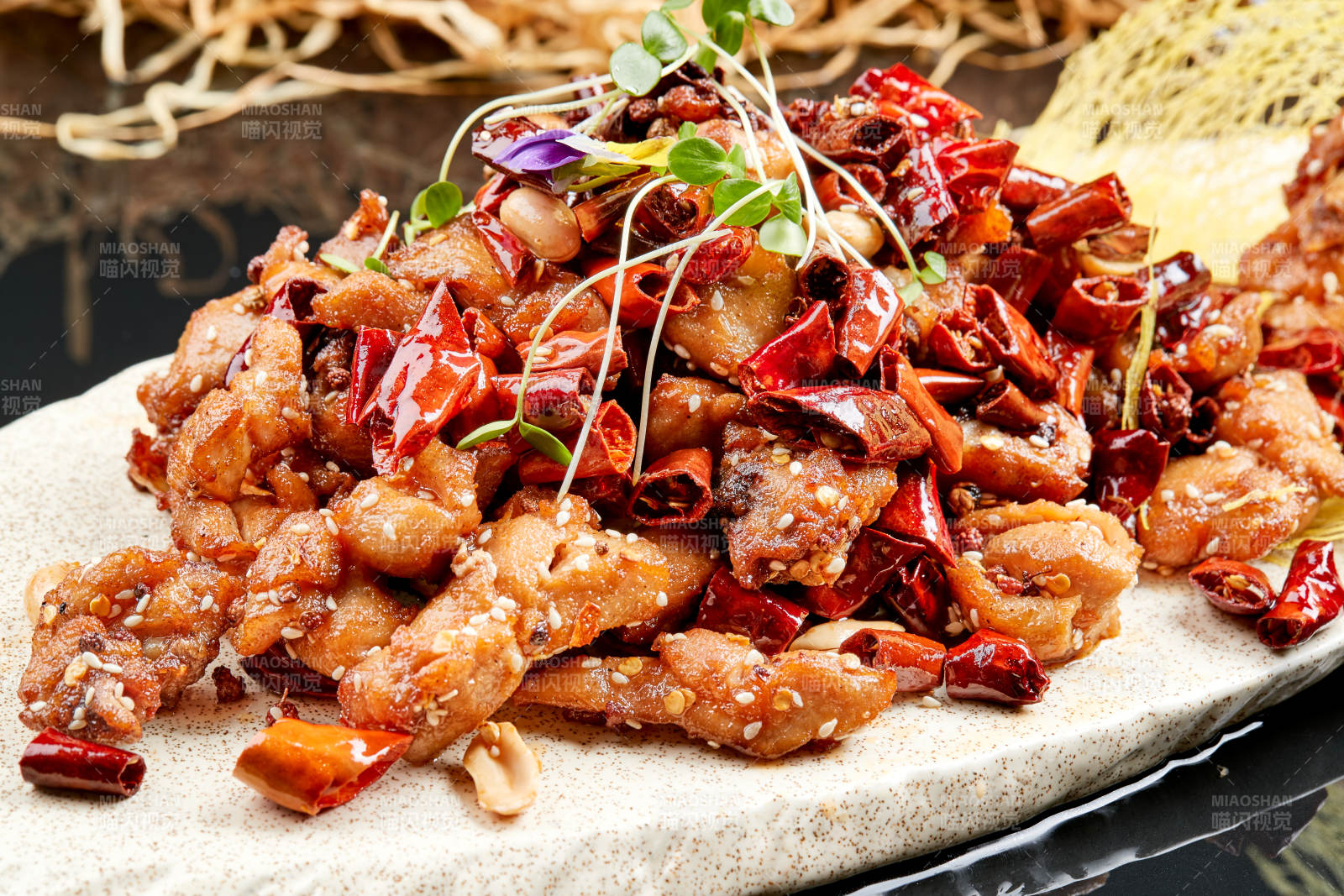 精美餐具装的香辣豆苗鸡腿肉图片