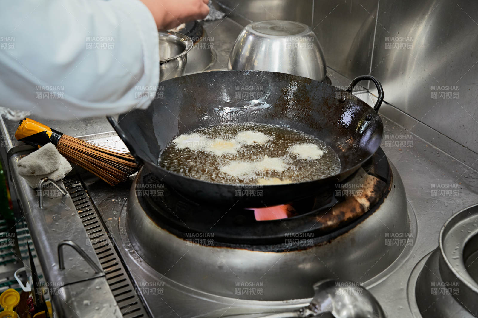 人与食物紧张忙碌的中餐厨房图片