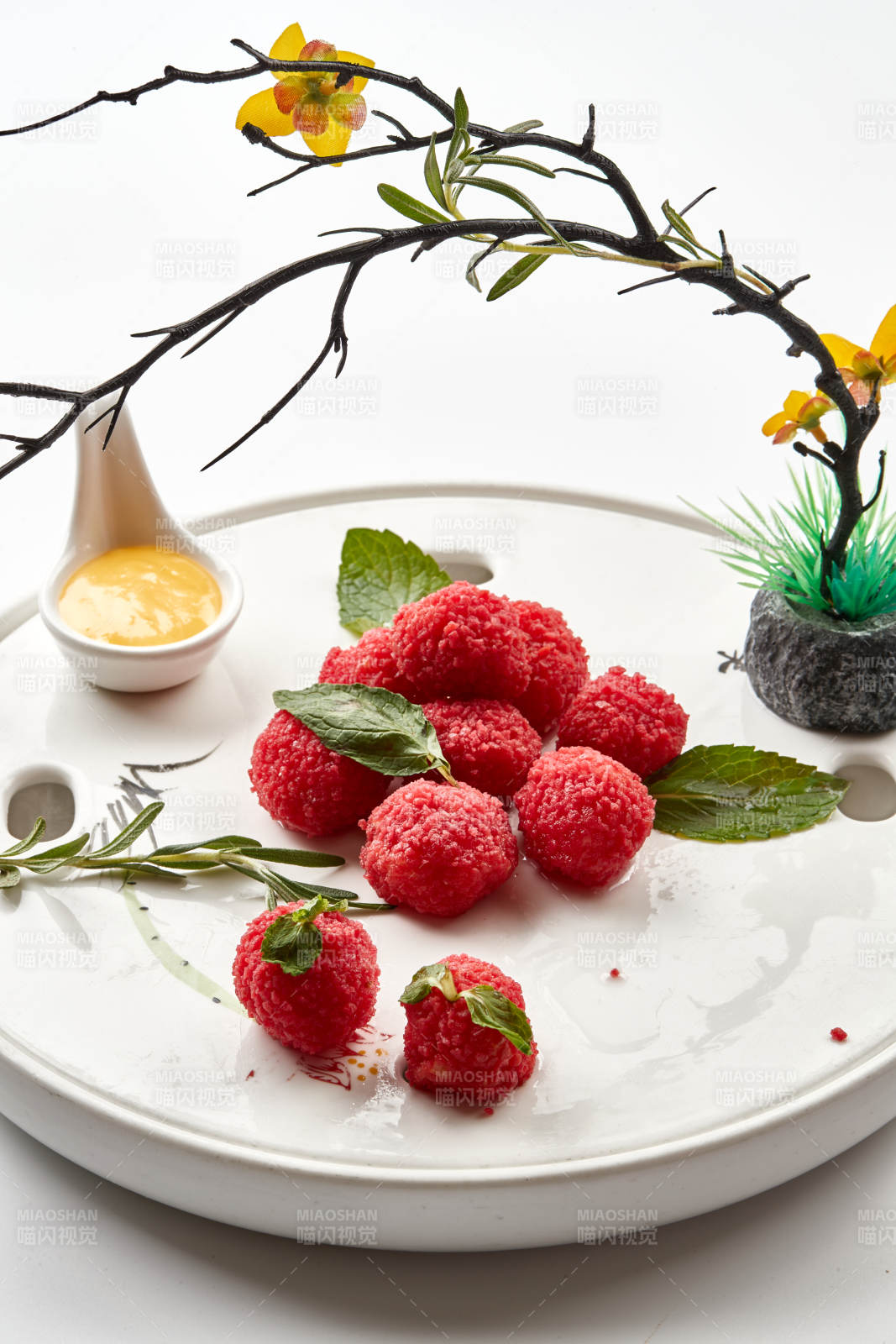 白瓷盘装的精美摆盘的荔枝大虾球图片