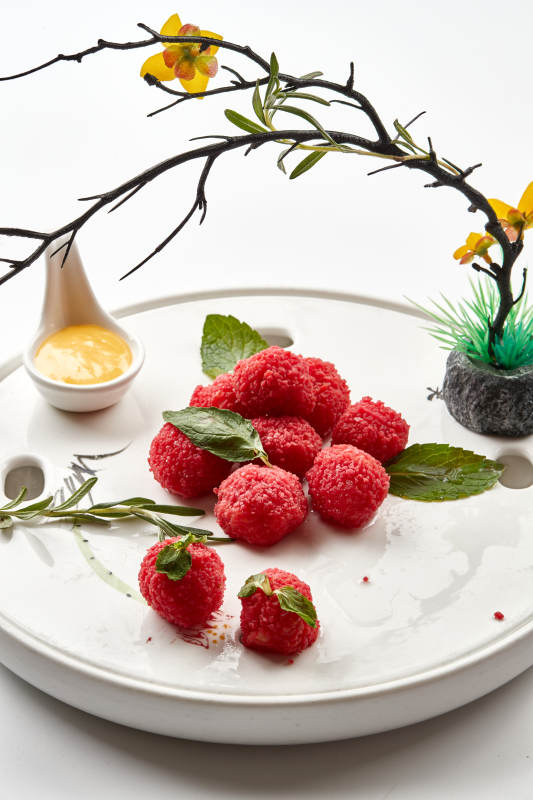 白瓷盘装的精美摆盘的荔枝大虾球图片