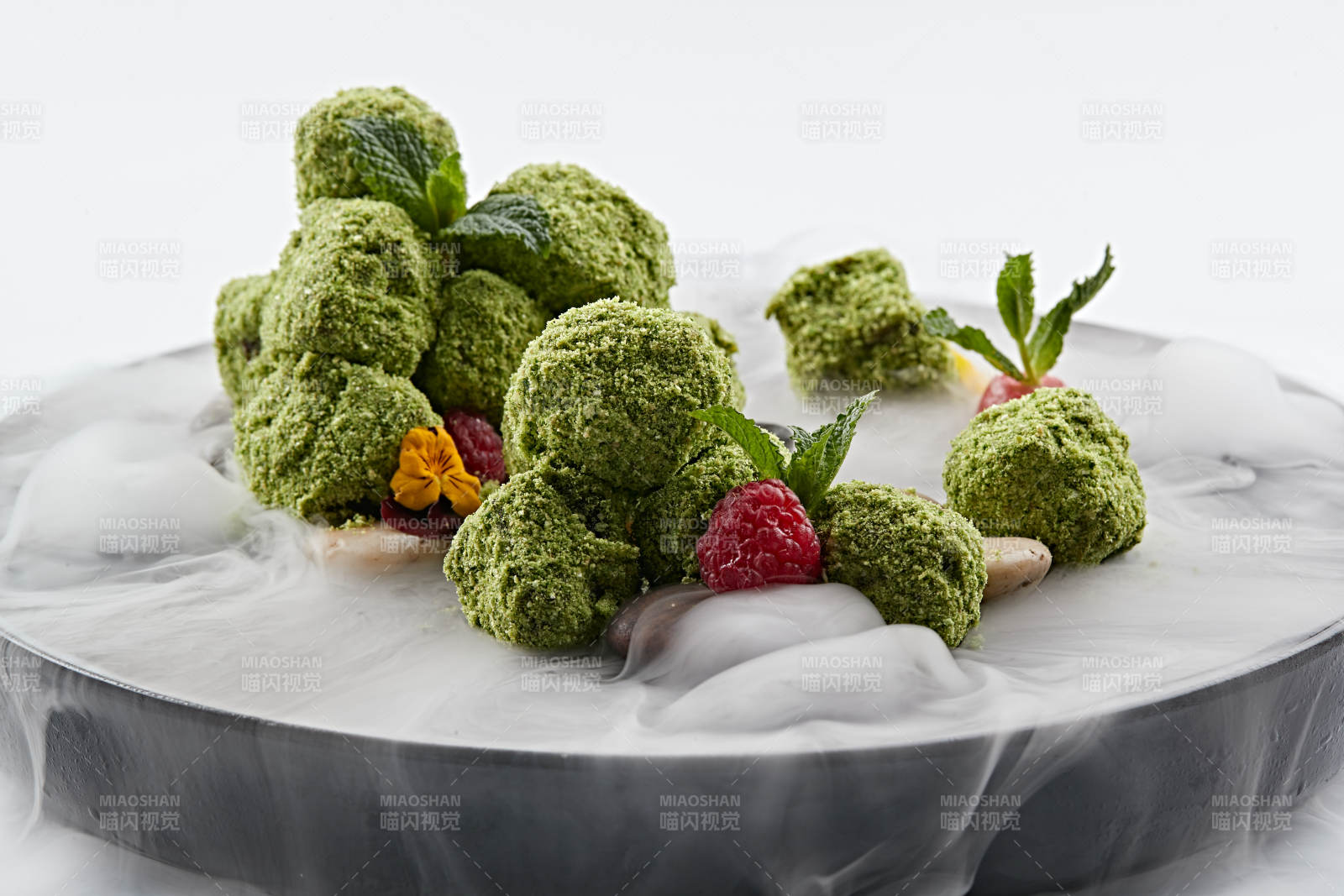 精美餐具装的干冰缭绕的抹茶和牛肉图片