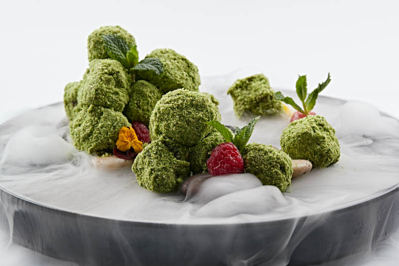 精美餐具装的干冰缭绕的抹茶和牛肉图片