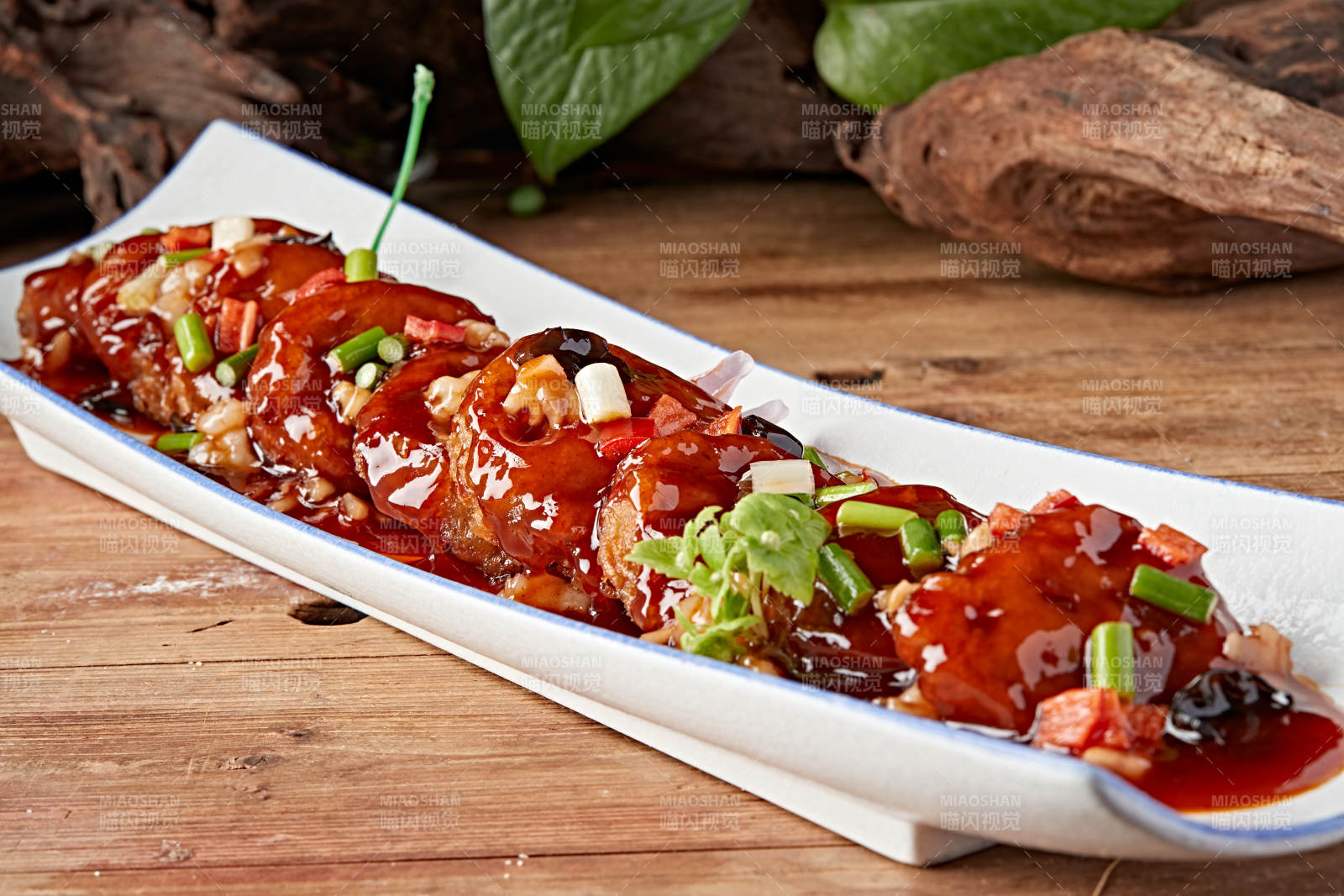 浇汁糖醋炸藕夹图片