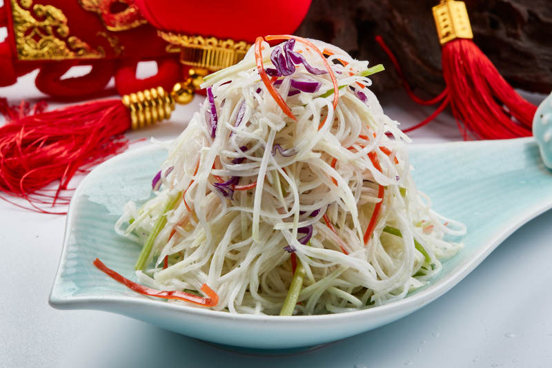 精美餐具装的芥末凉拌苤蓝丝图片