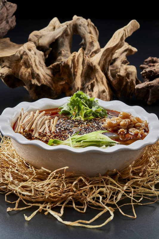 白色瓷盆装的山西大同美食小媳妇儿凉粉儿图片