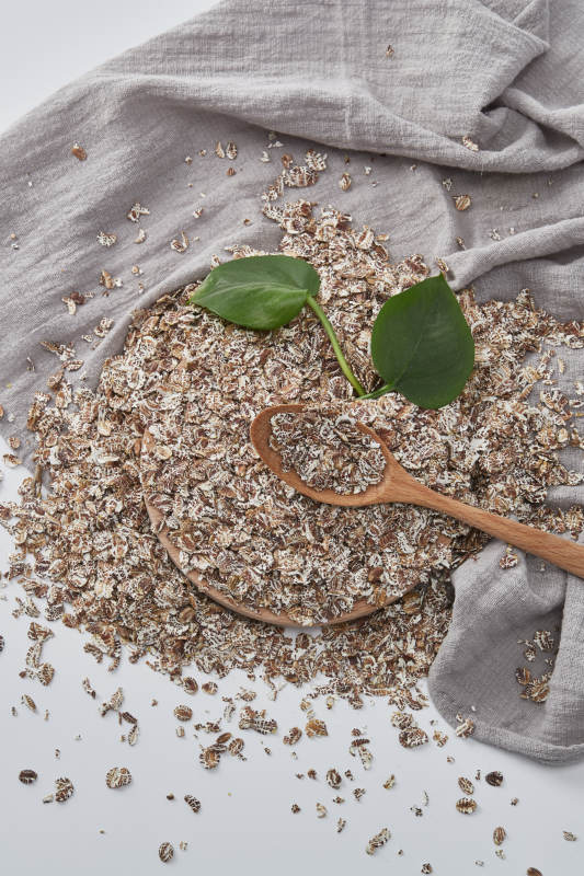 白色背景上的健康低脂黑麦片颗粒图片