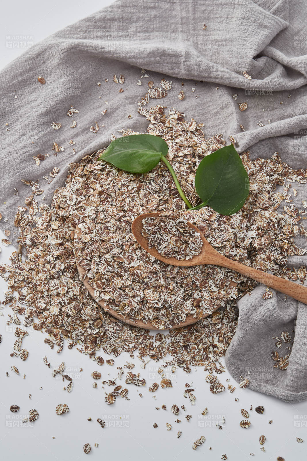 白色背景上的健康低脂黑麦片颗粒图片