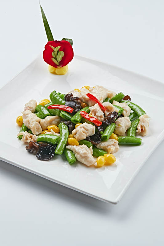 白色瓷盘装的养生小炒图片