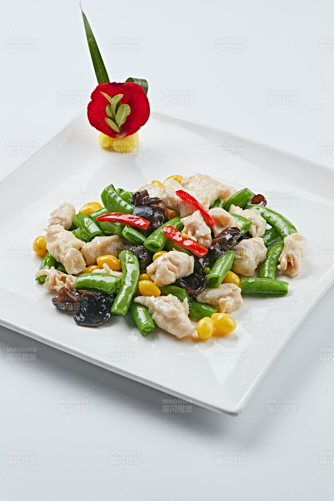 白色瓷盘装的养生小炒图片
